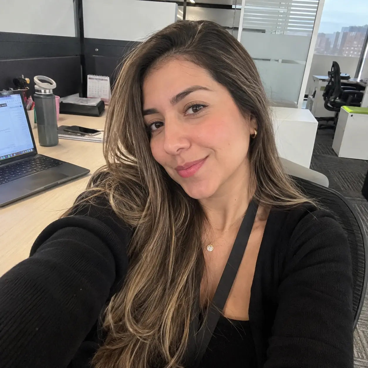 files/Selfi_profesional_en_la_oficina.webp